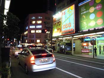 金沢片町二丁目中央通り。「エルイースト」